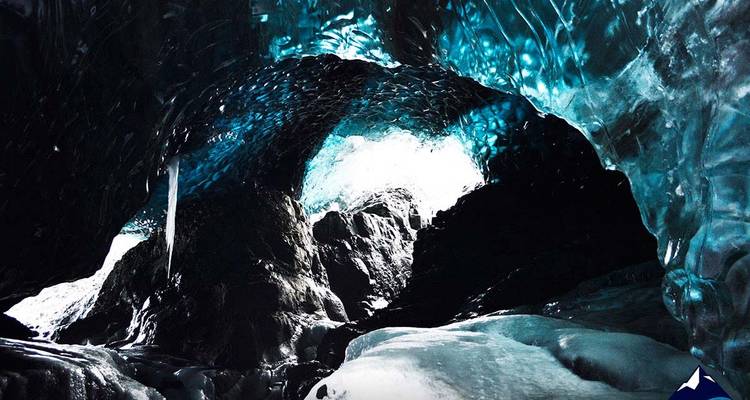Dentro de una cueva de hielo con paredes heladas texturizadas.