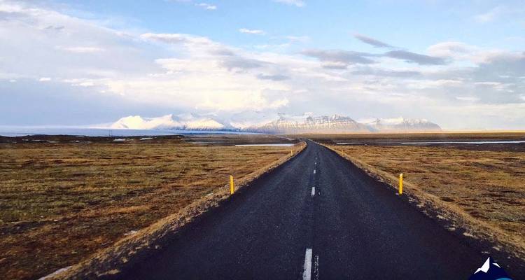 Carretera larga y recta que lleva a una cordillera.