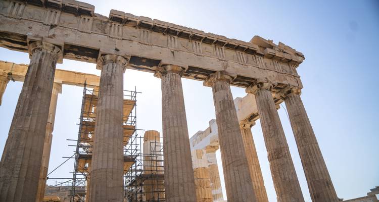Gros plan d'un temple partiellement reconstruit avec des échafaudages.