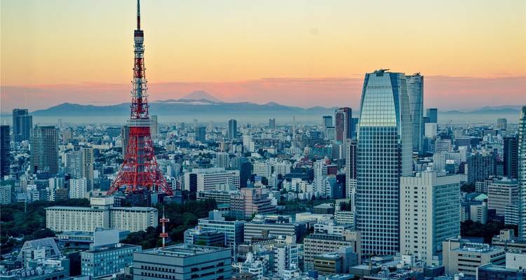 Sonnenuntergang-Skyline von Tokio mit dem Tokio Tower und der fernen Silhouette des Berges Fuji