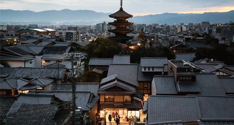 Aussicht in der Dämmerung über Kyotos Yasaka-Pagode, die sich über traditionellen Holzhäusern der Stadt erhebt
