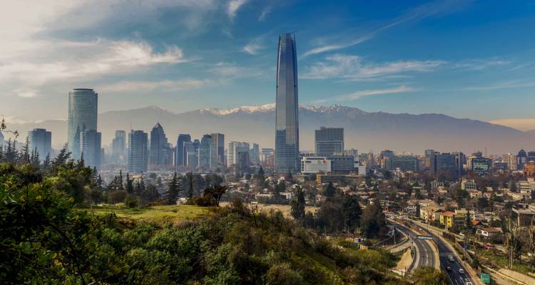 Skyline de Santiago con montañas de fondo.
