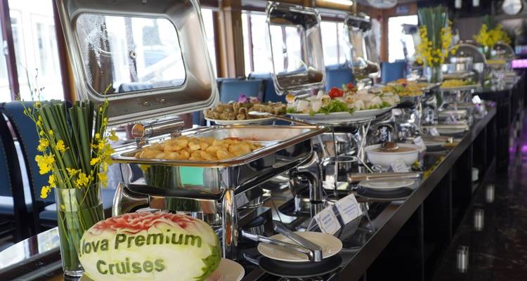 Buffet de restaurant avec divers plats et une sculpture de pastèque.