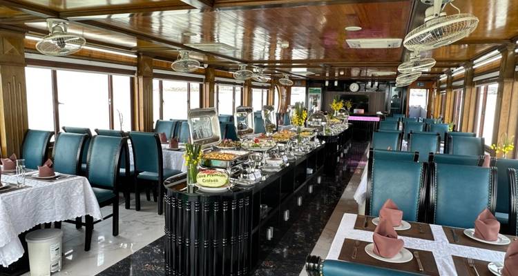 Vue intérieure d'un coin repas sur un bateau avec un buffet installé.