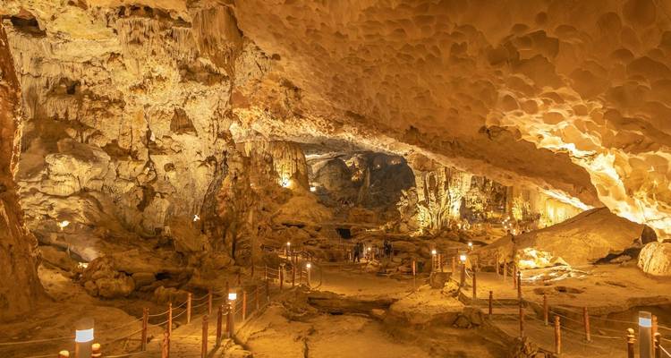Intérieur de grotte calcaire bien éclairé.