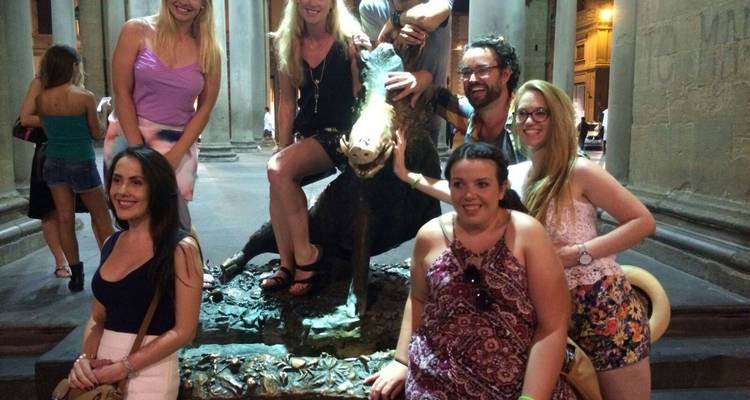 Groep verzameld rond een bronzen standbeeld in Florence.