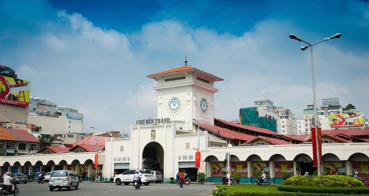 Ben Thanh Markt mit seinem Uhrenturm während des Tages.
