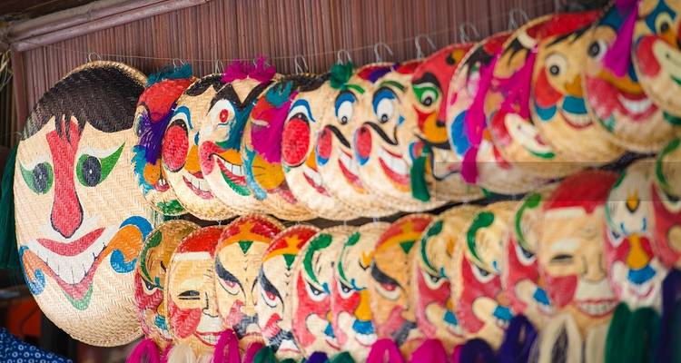 Máscaras tradicionales coloridas en exhibición para la venta.