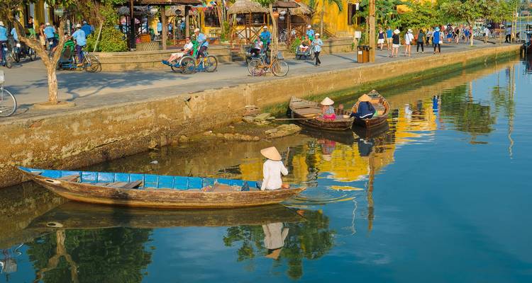 Barcos en un río con personas con sombreros tradicionales, Hoi An.
