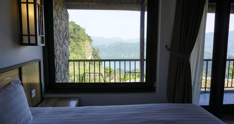 Chambre avec vue panoramique sur les montagnes par la fenêtre