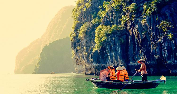 Boot mit Menschen mit Schwimmwesten in der Halong-Bucht.