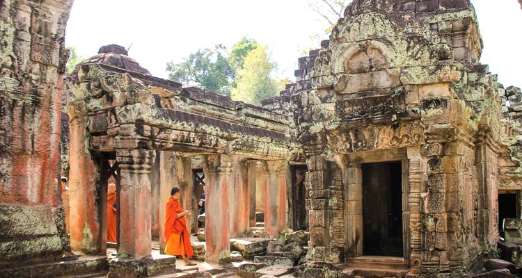 Monjes caminando entre las ruinas del templo antiguo de Angkor Wat.
