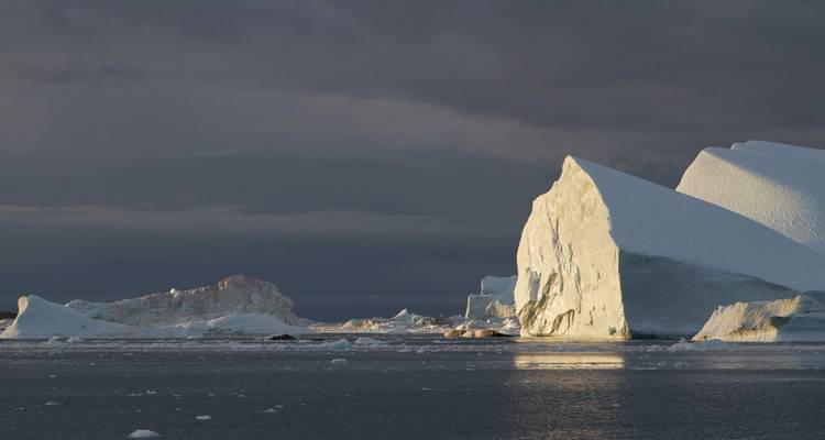 De gros icebergs dans l'océan par temps nuageux.