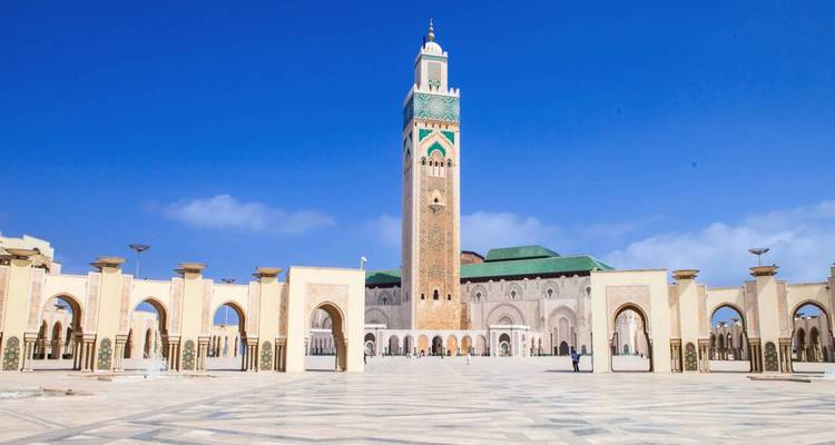 Hassan-II-Moschee mit ihrem hohen Minarett und weitläufigen Innenhof.