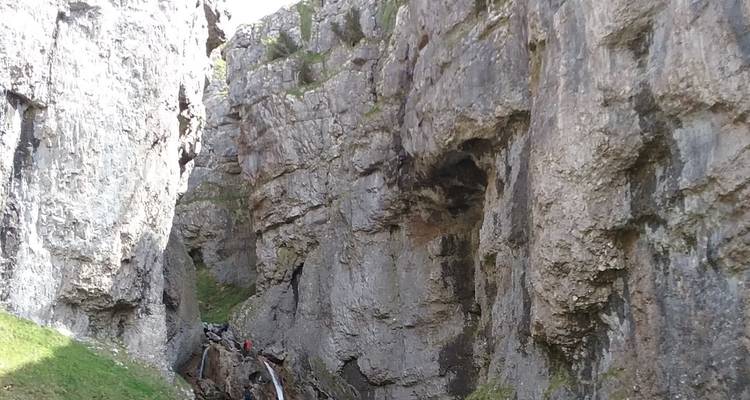 Gorge rocheuse avec un petit ruisseau au fond