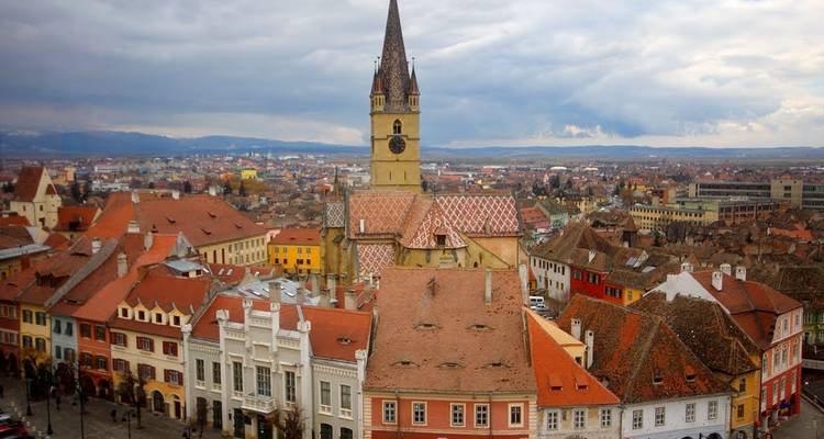 Stadsgezicht van Sibiu met historische gebouwen.