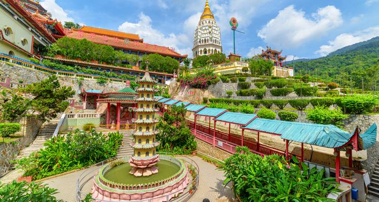Complexe de temples avec une pagode et des jardins luxuriants