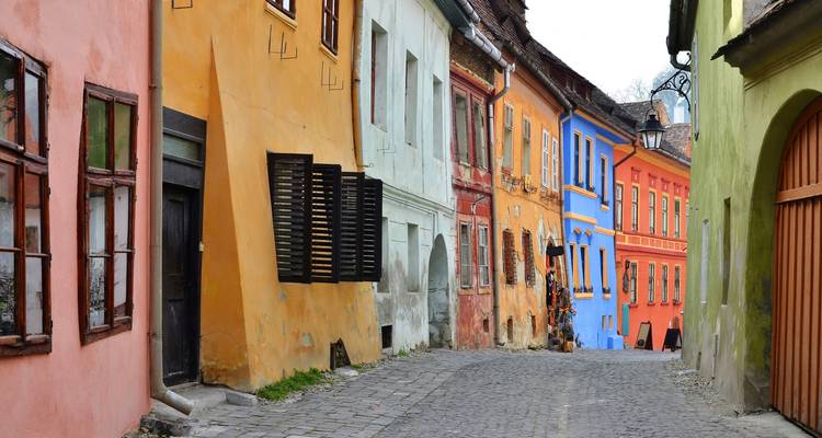 Calle con coloridos edificios históricos.