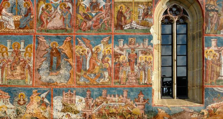 Vue rapprochée d'un mur avec des fresques historiques détaillées.