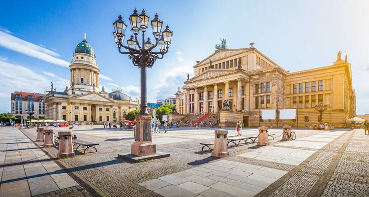 Gran plaza histórica con teatro de ópera y edificio con cúpula.