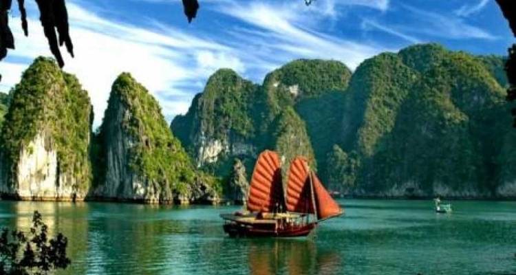 5 Tour Hanoi Package Including City Tour, Bat Trang and Halong Bay - 24h Tour