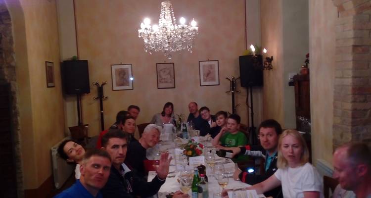 Reunión de personas en un restaurante durante la cena.