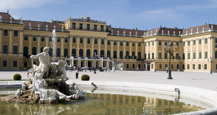 Palacio de Schönbrunn en Viena con una hermosa fuente en primer plano.