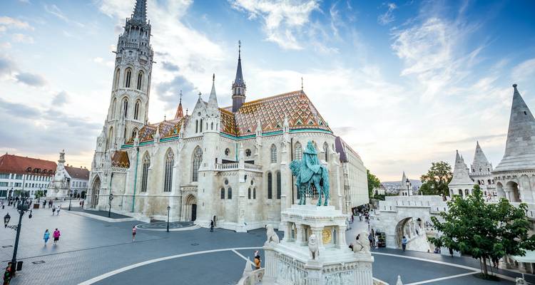 Bastión de los Pescadores en Budapest con estatuas y turistas.