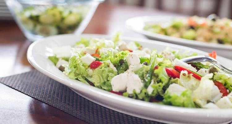 Primer plano de una ensalada fresca con verduras y queso feta.