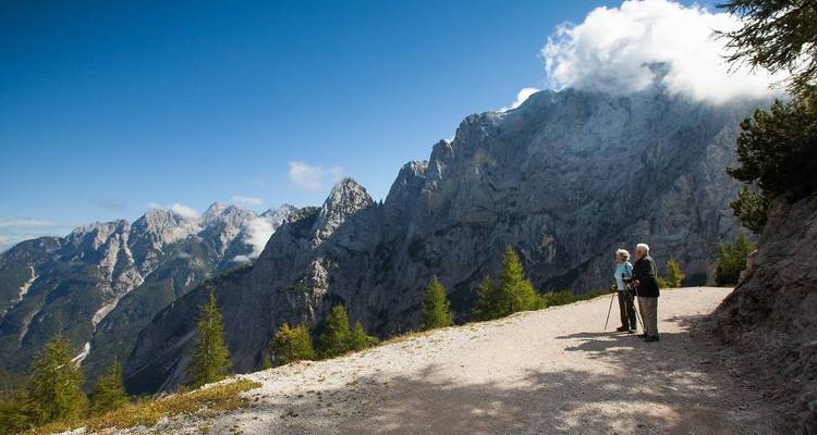 Deux randonneurs profitant d'une vue sur des sommets montagneux escarpés.