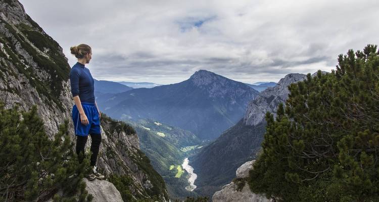 Personne debout sur une crête de montagne avec vue sur la vallée
