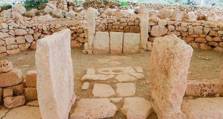 Antiguas estructuras de piedra y ruinas