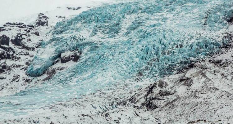 Ein Eisgletscher mit atemberaubenden Formationen in Island.