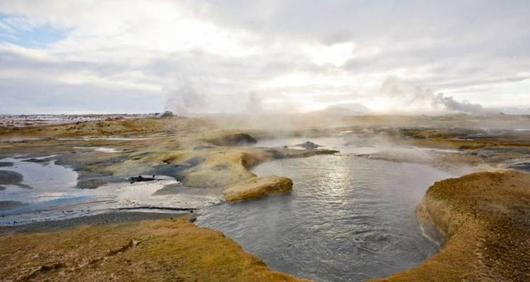 Geothermales Gebiet mit aufsteigendem Dampf und karger Landschaft