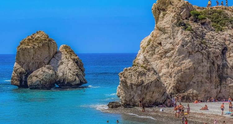 Plage avec des formations rocheuses uniques et une eau bleue cristalline.