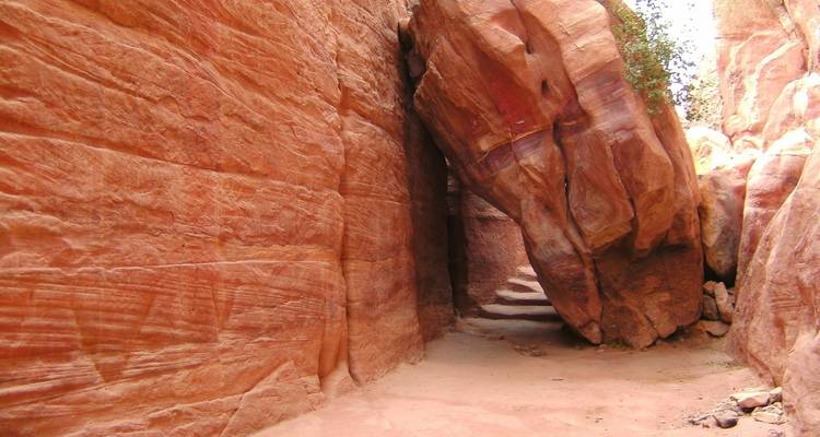 Passage étroit à travers des formations rocheuses de grès rouge.