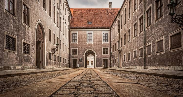 Cour avec allée pavée et bâtiments historiques.