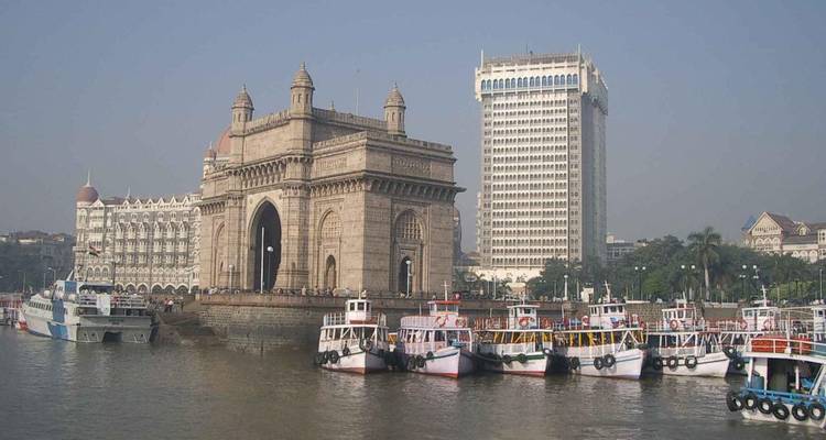 La Puerta de la India con varios barcos en primer plano.