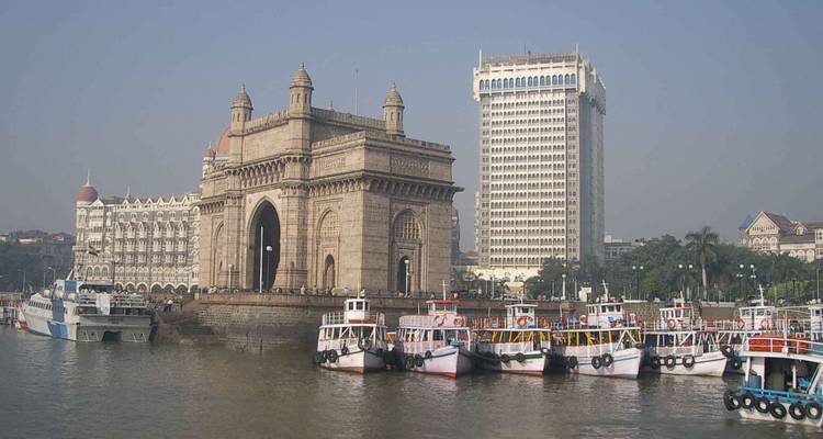 Puerta de la India con barcos atracados delante.
