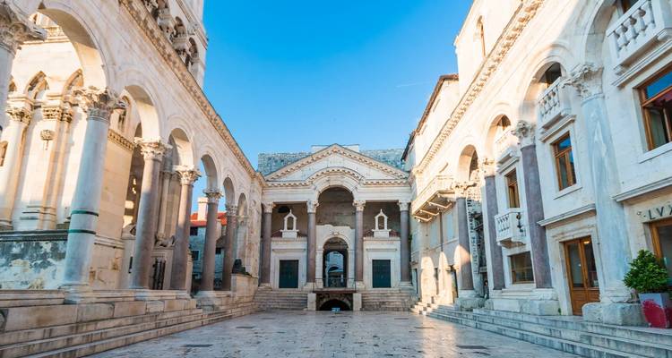 Vue architecturale de la place du Péristyle dans le palais de Dioclétien, Split.