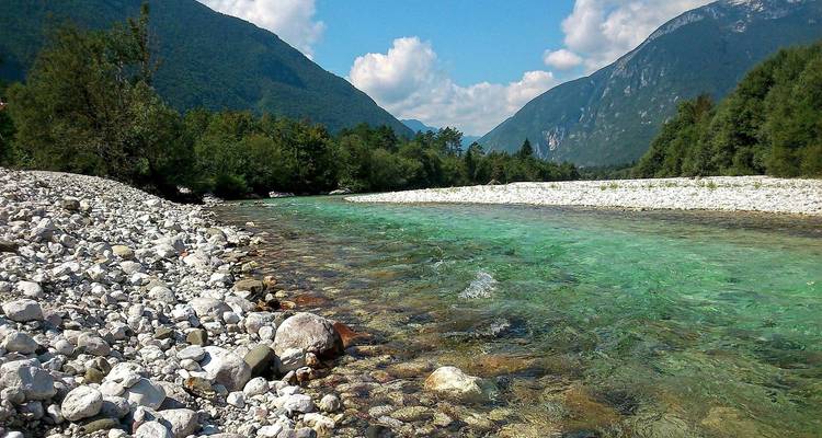 Rivière limpide qui coule dans une vallée entre les montagnes