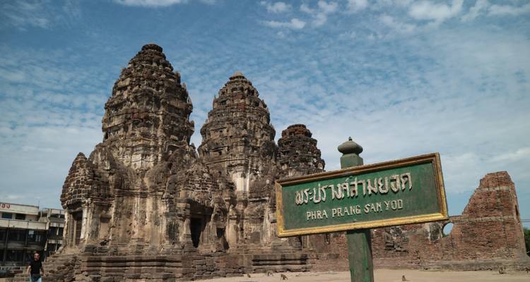 Phra Prang Sam Yod historische Stätte mit drei Türmen.