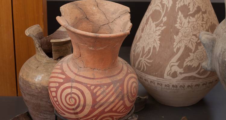Sammlung von antiken Töpferwaren und Artefakten.