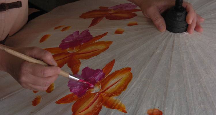Vista de cerca de la pintura tradicional sobre paraguas de papel.