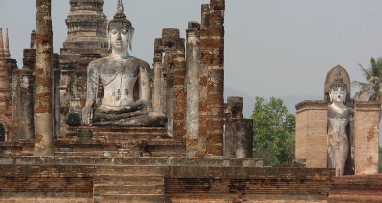Buddha-Statuen inmitten von alten Ruinen.
