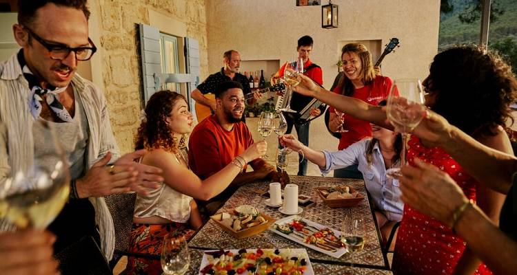 Des amis profitant de la nourriture et de la musique lors d'un rassemblement animé.