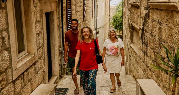 Des touristes marchant dans d'étroites ruelles anciennes.