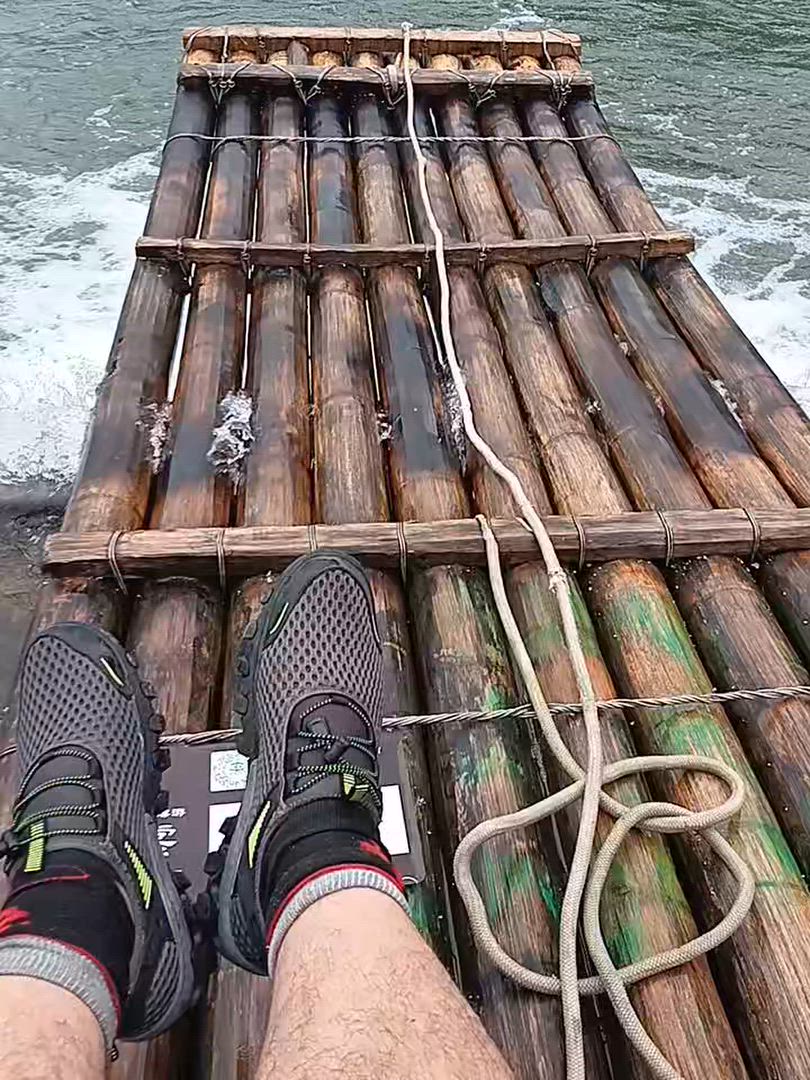 Als größtes Land in Asien verblüfft China v.a. mit seinem modernen Flair in den Städten Peking und Shanghai sowie seiner jahrhundertealten Kultur und Traditionen in Tibet. Wandern Sie über die <a href="/de/v/region-chinesische-mauer">Chinesische Mauer</a>, machen Sie eine Flusskreuzfahrt auf dem <a href="/de/v/fluss-jangtse">Jangtse River</a> oder besuchen Sie die <a href="/de/v/region-yunnan">Region Yunnan</a> mit seinen Schneebergen, tiefen Schluchten und klaren Seen.