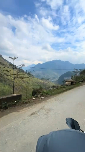 Have you dreamed of seeing the limestone karst landscape around Guilin that's been capturing Chinese artists' imagination for generations? Explore Dali with its ancient towns, or head to Xizhou for local Bai snacks. Don’t forget to hike the stunning Tiger Leaping gorge, and visit the beautiful Sumtseling Monastery. Southern China’s mysteries are waiting for you.