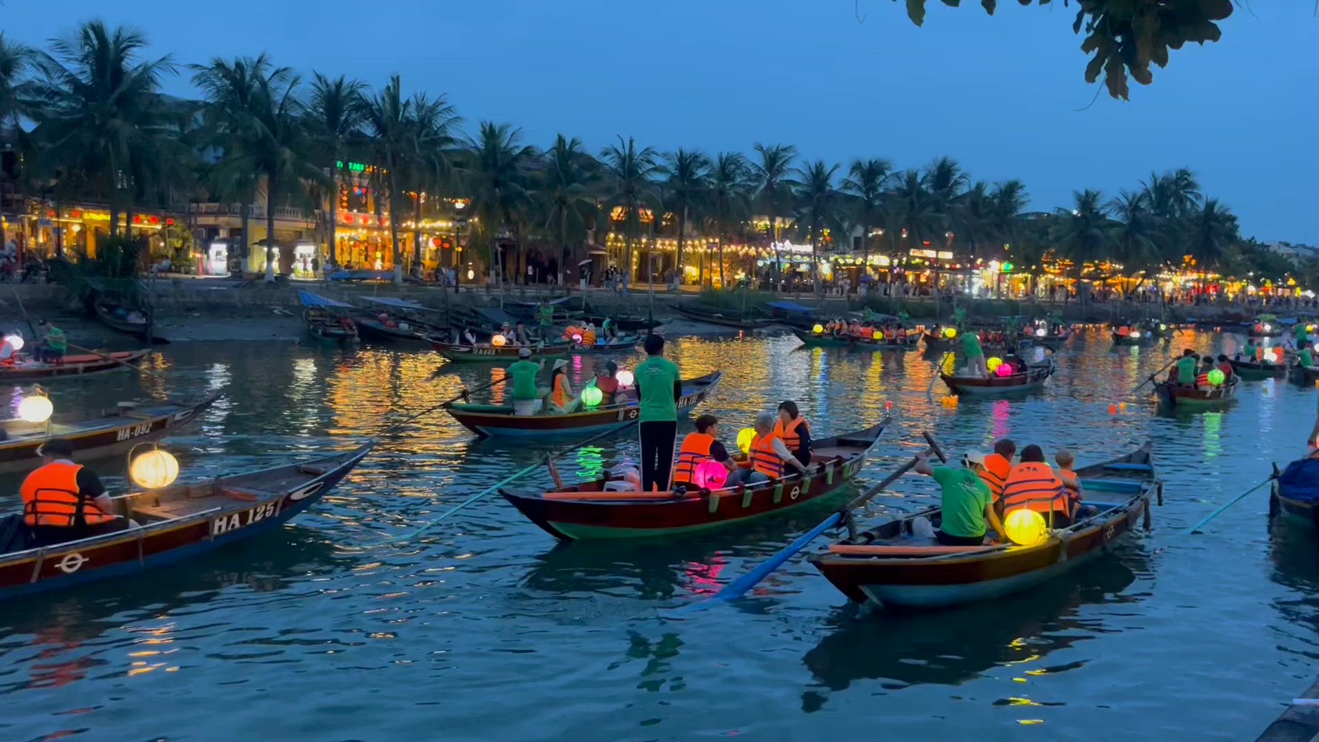 Le Vietnam, une destination incroyable en 14 jours : Hô Chi Minh-Ville, Vung Tau, Da Nang, Phong Nha, Hanoï, la baie d'Ha Long et d'autres destinations incontournables customer review video